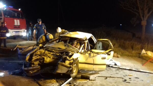 ДТП с участием легкового автомобиля Toyota Corolla и грузового автомобиля КамАЗ в районе села Лекарственное на трассе Симферополь – Николаевка ДТП с участием легкового автомобиля Toyota Corolla и грузового автомобиля КамАЗ в районе села Лекарственное на трассе Симферополь – Николаевка