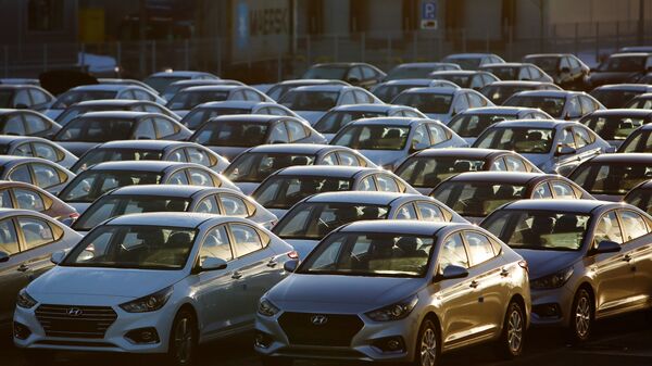 Автомобили Hyundai Solaris на стоянке завода в Ленинградской области Автомобили Hyundai Solaris на стоянке завода в Ленинградской области