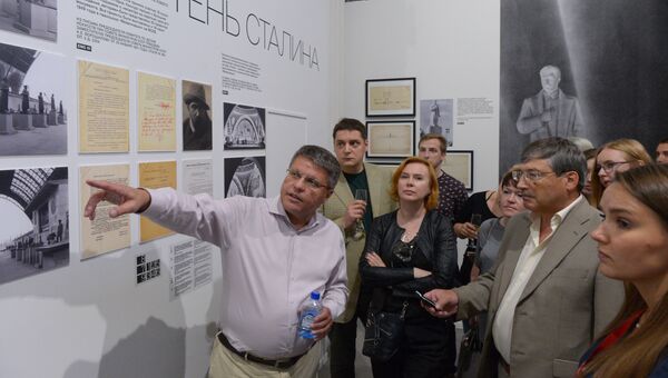 Павел Нефедов проводит экскурсию по выставке Павел Нефедов проводит экскурсию по выставке