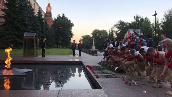 Юнармейцы зажгли свечи и возложили венки к Могиле Неизвестного Солдата в честь Дня памяти и скорби. 22 июня 2018 Юнармейцы зажгли свечи и возложили венки к Могиле Неизвестного Солдата в честь Дня памяти и скорби. 22 июня 2018