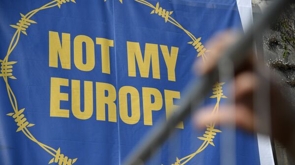Баннер с надписью Не моя Европа во время акции протеста против миграционной политики ЕС в Риме, Италия Баннер с надписью Не моя Европа во время акции протеста против миграционной политики ЕС в Риме, Италия