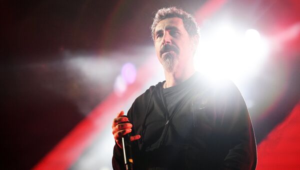 Вокалист американской группы System Of A Down Серж Танкян. Архивное фото Вокалист американской группы System Of A Down Серж Танкян. Архивное фото