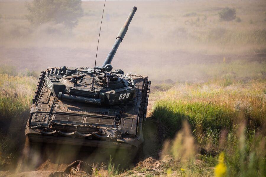 Основной боевой танк Т-72Б1 на полигоне Погоново в Воронежской области Основной боевой танк Т-72Б1 на полигоне Погоново в Воронежской области