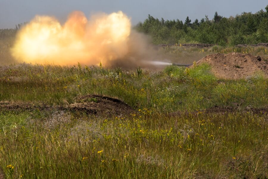 Основной боевой танк Т-72Б1 на полигоне Погоново в Воронежской области Основной боевой танк Т-72Б1 на полигоне Погоново в Воронежской области