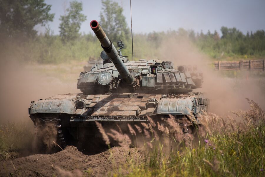 Основной боевой танк Т-72Б1 на полигоне Погоново в Воронежской области Основной боевой танк Т-72Б1 на полигоне Погоново в Воронежской области