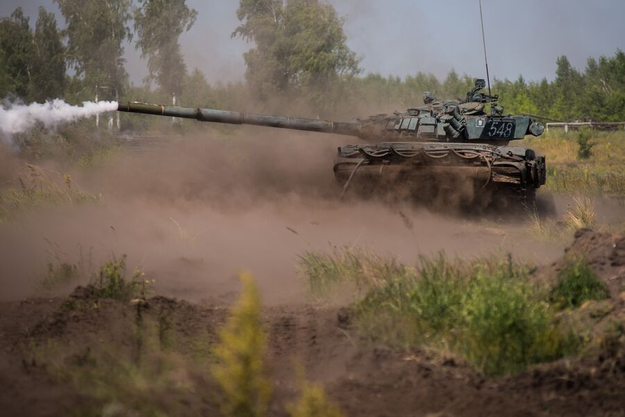 Основной боевой танк Т-72Б1 на полигоне Погоново в Воронежской области Основной боевой танк Т-72Б1 на полигоне Погоново в Воронежской области