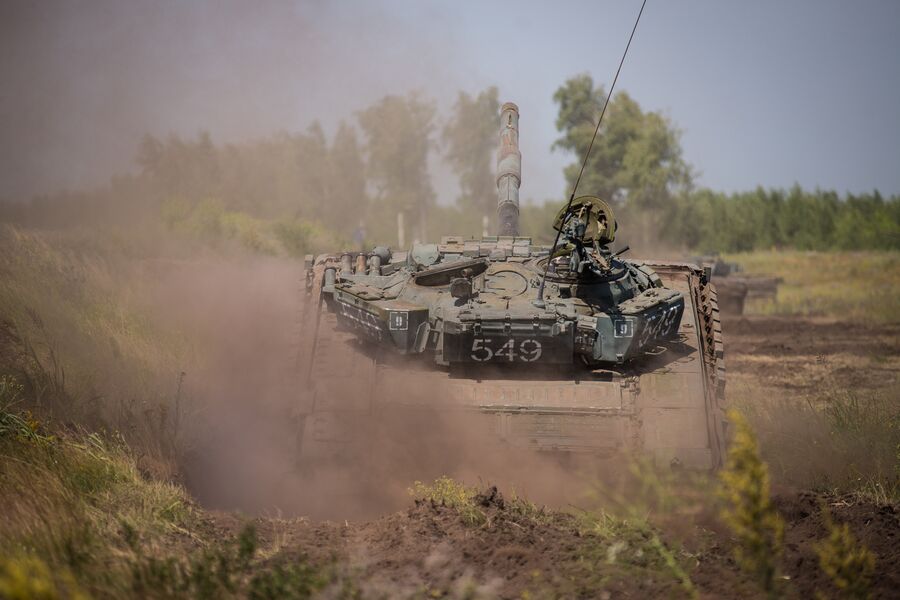 Основной боевой танк Т-72Б1 на полигоне Погоново в Воронежской области Основной боевой танк Т-72Б1 на полигоне Погоново в Воронежской области