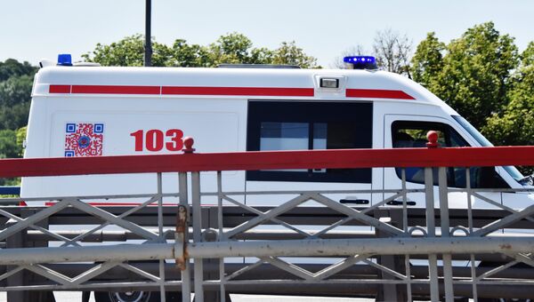 Автомобиль скорой помощи на улице Москвы Автомобиль скорой помощи на улице Москвы