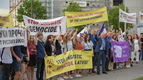 Латвийские школьники и активисты Русского союза Латвии во время акции в защиту русскоязычного образования в Страсбурге, Франция. 4 июля 2018 Латвийские школьники и активисты Русского союза Латвии во время акции в защиту русскоязычного образования в Страсбурге, Франция. 4 июля 2018