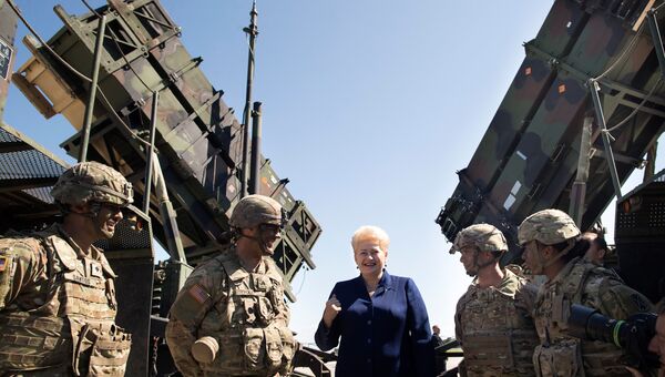 Президент Литвы Даля Грибаускайте у американского ракетного комплекса Patriot во время учений НАТО в Литве Президент Литвы Даля Грибаускайте у американского ракетного комплекса Patriot во время учений НАТО в Литве
