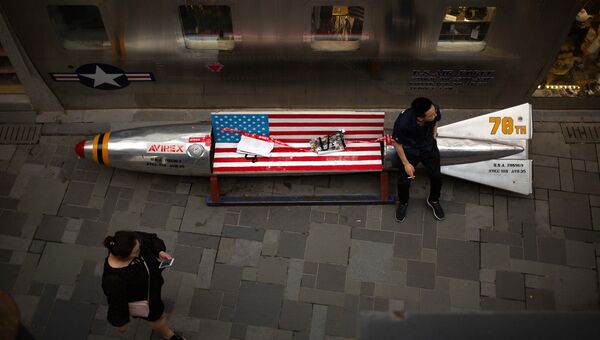 Скамейка с флагом США в торговом центре в Пекине Скамейка с флагом США в торговом центре в Пекине