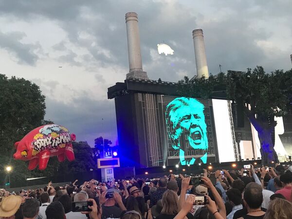 Оформление сцены во время шоу Роджера Уотерса в Лондоне Оформление сцены во время шоу Роджера Уотерса в Лондоне