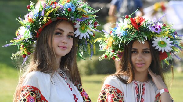 Девушки во время праздника Ивана Купалы в посёлке Куйбышево Бахчисарайского района