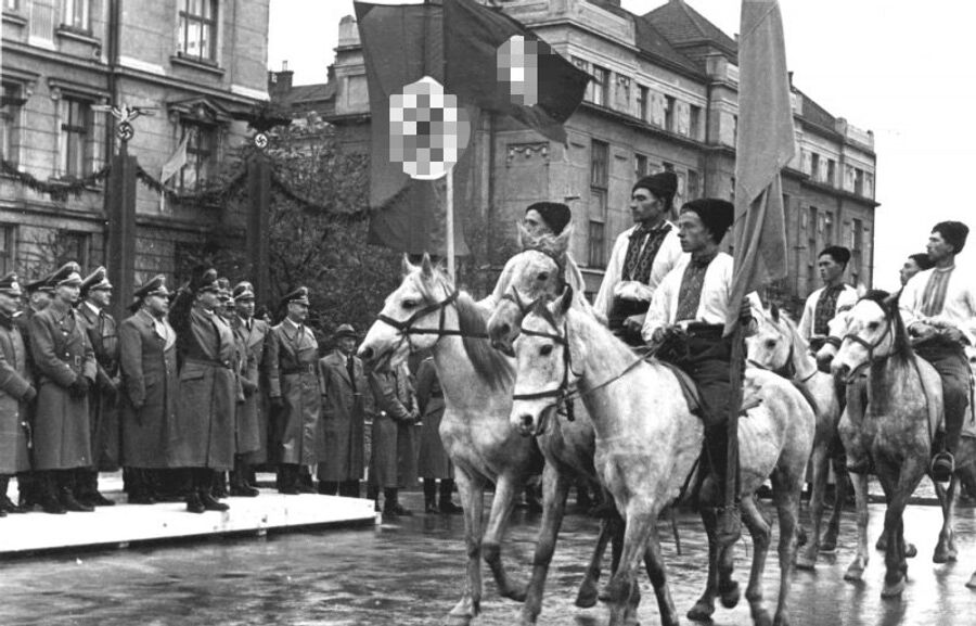 Парад УПА в Станиславе (Ивано-Франковск) в честь визита генерал-губернатора Польши рейхсляйтера Ганса Франка Парад УПА в Станиславе (Ивано-Франковск) в честь визита генерал-губернатора Польши рейхсляйтера Ганса Франка