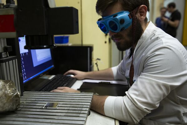 Студент НИЯУ МИФИ выполняет задание WorldSkills по компетенции Лазерные технологии Студент НИЯУ МИФИ выполняет задание WorldSkills по компетенции Лазерные технологии