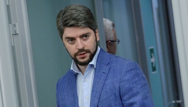Глава Таганского муниципального округа, кандидат на пост мэра Москвы от партии Справедливая Россия Илья Свиридов перед пресс-конференцией, посвященной старту избирательной кампании. Архивное фото Глава Таганского муниципального округа, кандидат на пост мэра Москвы от партии Справедливая Россия Илья Свиридов перед пресс-конференцией, посвященной старту избирательной кампании. Архивное фото