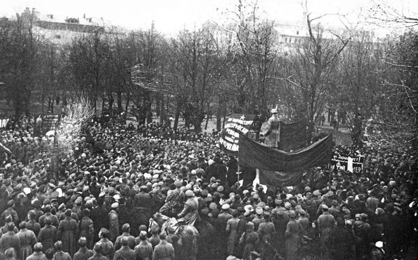 Митинг в честь открытия памятника вождю Французской революции Максимильяну Робеспьеру в Александровском саду 3 ноября 1918 года Митинг в честь открытия памятника вождю Французской революции Максимильяну Робеспьеру в Александровском саду 3 ноября 1918 года
