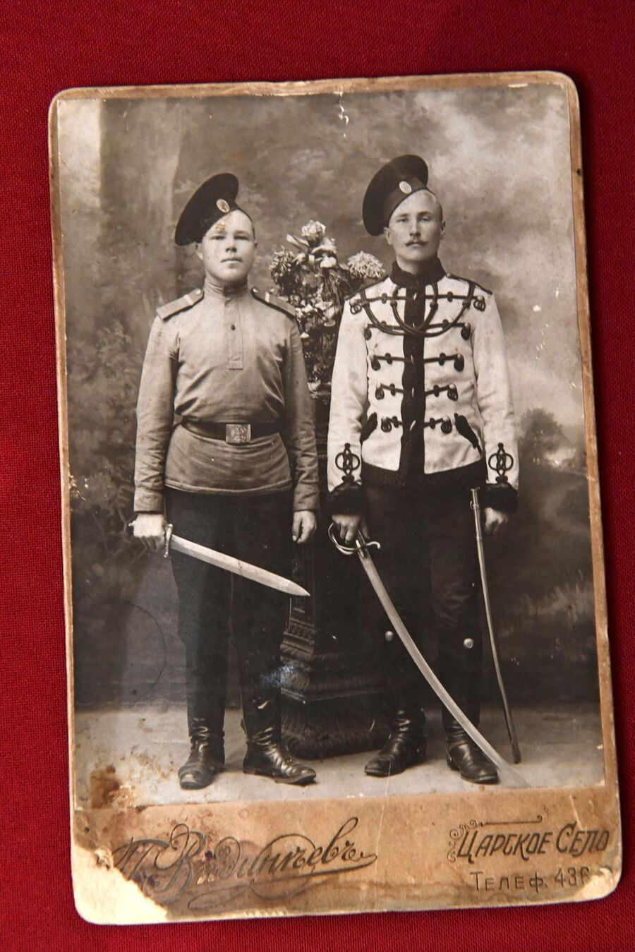 Фотография участников сопровождения царской семьи из Царского Села в Тобольск в 1917 году в музее святой царской семьи в Екатеринбурге Фотография участников сопровождения царской семьи из Царского Села в Тобольск в 1917 году в музее святой царской семьи в Екатеринбурге
