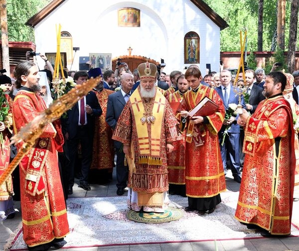 Патриарх Московский и Всея Руси Кирилл совершает заупокойную литию у Алапаевской шахты Патриарх Московский и Всея Руси Кирилл совершает заупокойную литию у Алапаевской шахты