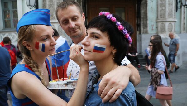 Футбольные болельщики на Никольской улице в Москве после финального матча чемпионата мира по футболу между сборными Франции и Хорватии Футбольные болельщики на Никольской улице в Москве после финального матча чемпионата мира по футболу между сборными Франции и Хорватии