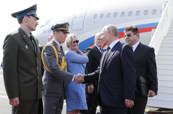 Президент РФ Владимир Путин во время встречи в аэропорту в Хельсинки. 16 июля 2018 Президент РФ Владимир Путин во время встречи в аэропорту в Хельсинки. 16 июля 2018