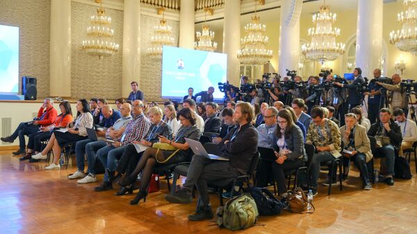 Журналисты во время пресс-конференции в Колонном зале Дома Союзов в Москве Журналисты во время пресс-конференции в Колонном зале Дома Союзов в Москве