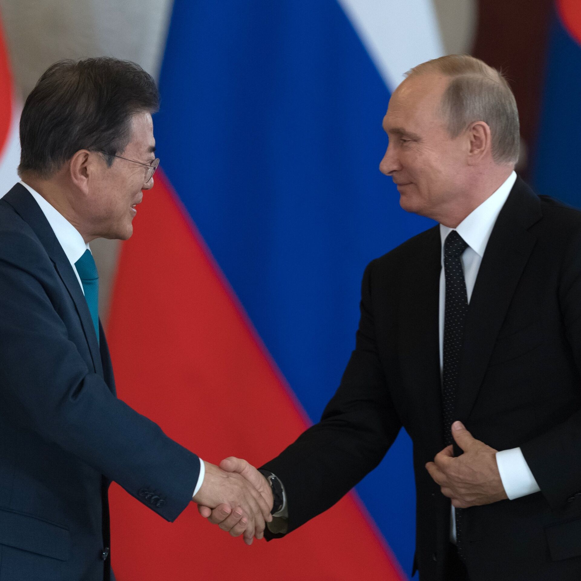 Какая корея дружит с россией. Владимира Путина с президентом Южной Кореи Мун Чжэ ином.