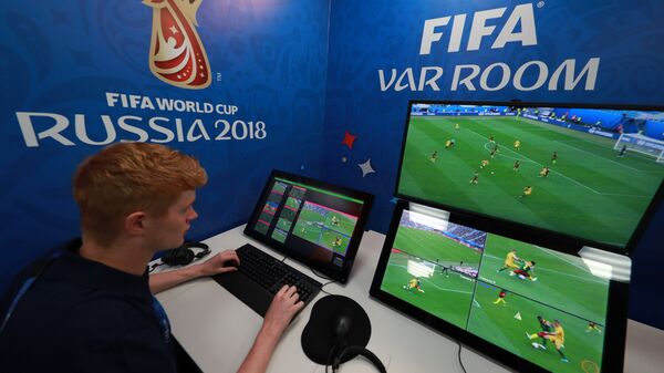 Контрольная комната системы видеопомощи арбитрам (VAR) в Международном вещательном центре ЧМ-2018 по футболу в Москве Контрольная комната системы видеопомощи арбитрам (VAR) в Международном вещательном центре ЧМ-2018 по футболу в Москве