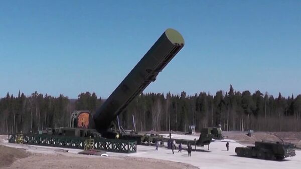 Загрузка баллистической ракеты Сармат перед пуском во время испытаний Загрузка баллистической ракеты Сармат перед пуском во время испытаний