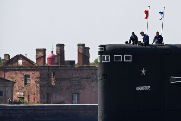Моряки на рубке дизель-электрической подводной лодки Владикавказ проекта 877 на репетиции парада в честь Дня Военно-морского флота в Кронштадте Моряки на рубке дизель-электрической подводной лодки Владикавказ проекта 877 на репетиции парада в честь Дня Военно-морского флота в Кронштадте