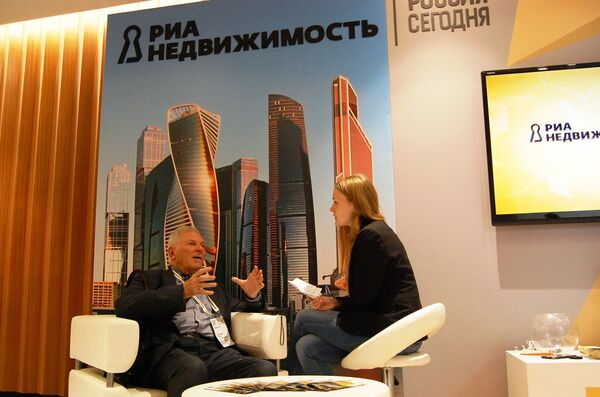 Александр Гарвин на стенде РИА Недвижимость Александр Гарвин на стенде РИА Недвижимость