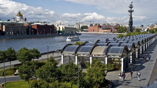Отдыхающие в Парке искусств Музеон в Москве Отдыхающие в Парке искусств Музеон в Москве