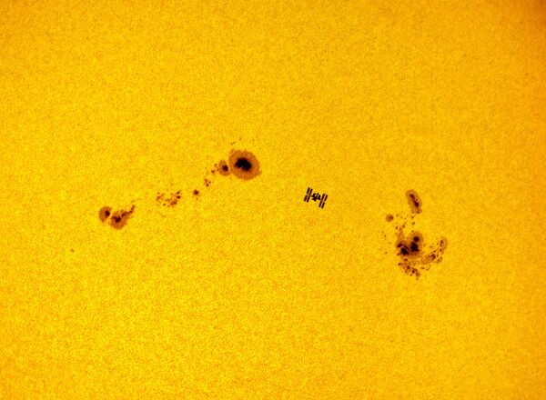Работа фотографа Dani Caxete (Fernández Méndez) ISS sunspots, вошедшая в шорт-лист Insight Astronomy Photographer of the Year 2018 Работа фотографа Dani Caxete (Fernández Méndez) ISS sunspots, вошедшая в шорт-лист Insight Astronomy Photographer of the Year 2018