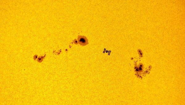 Работа фотографа Dani Caxete (Fernández Méndez) ISS sunspots, вошедшая в шорт-лист Insight Astronomy Photographer of the Year 2018 Работа фотографа Dani Caxete (Fernández Méndez) ISS sunspots, вошедшая в шорт-лист Insight Astronomy Photographer of the Year 2018