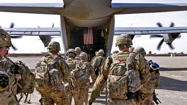 Батальон солдат США загружается в военный самолет Батальон солдат США загружается в военный самолет