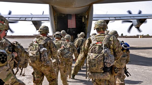 Батальон солдат США загружается в военный самолет Батальон солдат США загружается в военный самолет