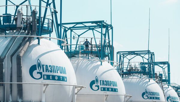 Нефтеперерабатывающий завод Газпром нефть. Архивное фото Нефтеперерабатывающий завод Газпром нефть. Архивное фото
