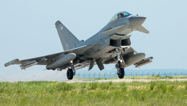Британский истребитель Typhoon на военной базе в Румынии. Архивное фото Британский истребитель Typhoon на военной базе в Румынии. Архивное фото