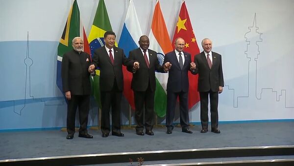 Несерьезная фотосессия, или Путаница с флагами на саммите БРИКС Несерьезная фотосессия, или Путаница с флагами на саммите БРИКС