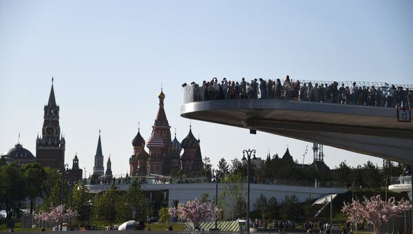 Посетители на Парящем мосту в природно-ландшафтном парке Зарядье в Москве Посетители на Парящем мосту в природно-ландшафтном парке Зарядье в Москве