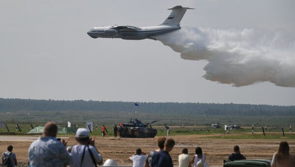 Самолет Бе-200ЧС МЧС РФ на церемонии открытия конкурса Танковый биатлон-2018 Самолет Бе-200ЧС МЧС РФ на церемонии открытия конкурса Танковый биатлон-2018