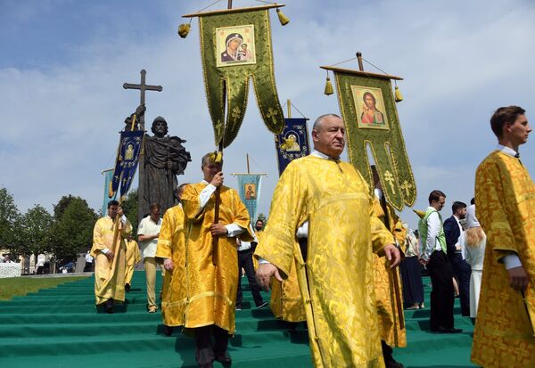 Священнослужители у памятника святого князя Владимира на Боровицком холме в День празднования 1030-летия Крещения Руси Священнослужители у памятника святого князя Владимира на Боровицком холме в День празднования 1030-летия Крещения Руси