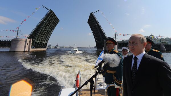 Президент РФ Владимир Путин приветствует участников Главного военно-морского парада в Санкт-Петербурге. 29 июля 2018 Президент РФ Владимир Путин приветствует участников Главного военно-морского парада в Санкт-Петербурге. 29 июля 2018