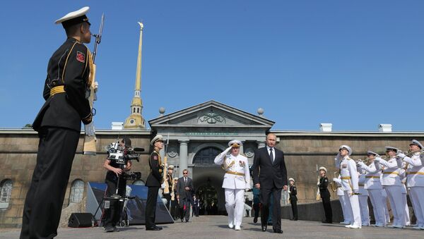 Президент РФ Владимир Путин и министр обороны РФ Сергей Шойгу во время посещения Петропавловской крепости в ходе празднования Дня ВМФ России в Санкт-Петербурге. 29 июля 2018 Президент РФ Владимир Путин и министр обороны РФ Сергей Шойгу во время посещения Петропавловской крепости в ходе празднования Дня ВМФ России в Санкт-Петербурге. 29 июля 2018