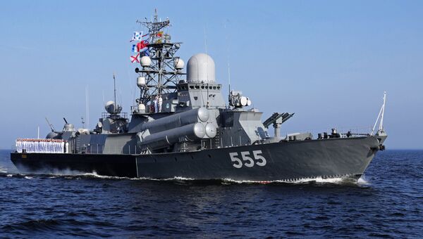 Моряки на борту малого ракетного корабля проекта 1234.1 «Гейзер» на главном военно-морском параде. Моряки на борту малого ракетного корабля проекта 1234.1 «Гейзер» на главном военно-морском параде.