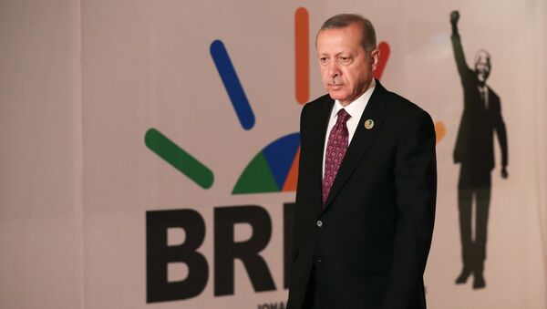 Президент Турции Реджеп Эрдоган на 10-ом саммите БРИКС в Йоханнесбурге, ЮАР. 27 июля 2018 Президент Турции Реджеп Эрдоган на 10-ом саммите БРИКС в Йоханнесбурге, ЮАР. 27 июля 2018
