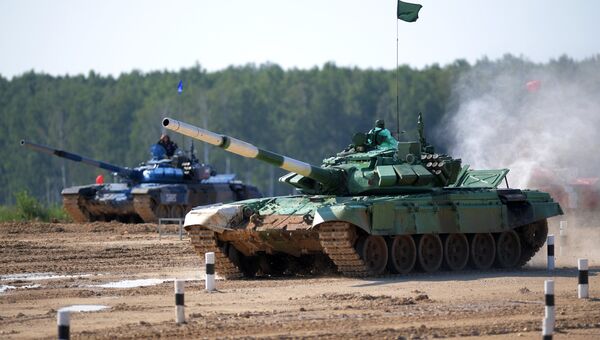 Танки команды армии Ирана (на первом плане) и России в индивидуальной гонке международных соревнований Танковый биатлон — 2018 на подмосковном полигоне Алабино Танки команды армии Ирана (на первом плане) и России в индивидуальной гонке международных соревнований Танковый биатлон — 2018 на подмосковном полигоне Алабино