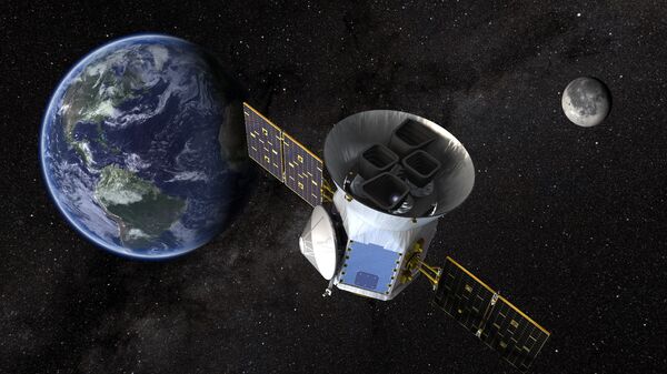 Телескоп TESS на орбите между Луной и Землей Телескоп TESS на орбите между Луной и Землей