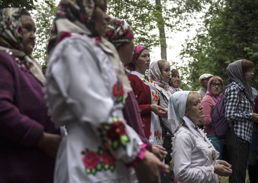 Жительницы села Шоруньжа во время молитвы очищения на празднике Сярем Жительницы села Шоруньжа во время молитвы очищения на празднике Сярем
