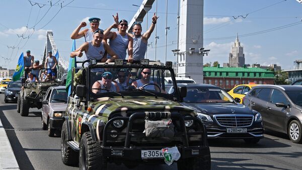 Участники празднования дня ВДВ на Крымском мосту в Москве Участники празднования дня ВДВ на Крымском мосту в Москве